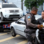 Polícia Militar do Rio de Janeiro rebocando os carros na via pública