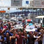 Trabalhadores do Comperj caminham sobre a ponte Rio-Niterói para denunciar os atrasos nos pagamentos.