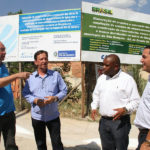 Neilton Mulim, Nivaldo Mulim e Sandro Almeida visitando o local das obras.