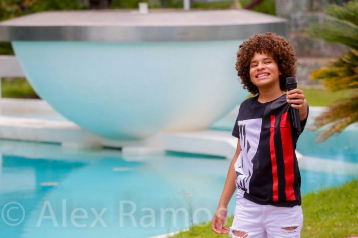 Cantor Luiz Ricardo que participou do programa televisivo The Voice Kids da Rede Globo