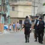 Polícia Militar do Rio de Janeiro em patrulhamento de ruas.