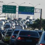 Trânsito na Linha Vermelha em direção à Caxias e Ilha do Governador.