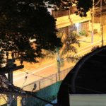 Rua Aluísio Neiva, Centro de São Gonçalo à noite: carros em alta velocidade. Foto: Fernando Bittencourt