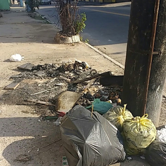 Lixo no Porto da Pedra