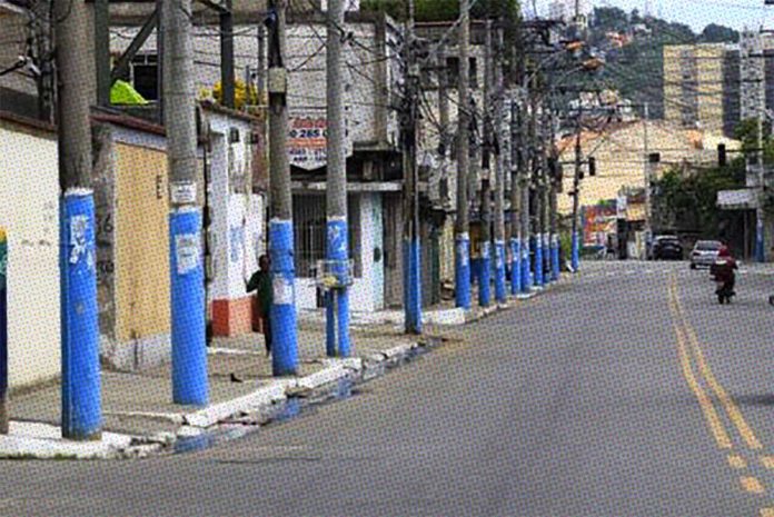 Postes da Avenida Dezoito do Forte, em São Gonçalo Foto: Fabio Guimaraes / Agência O Globo