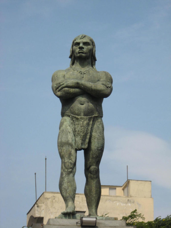 Estátua do índio Araribóia em Niterói