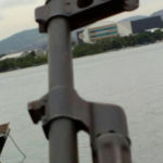 Lembra dessa foto?  Traficantes ostentam armas na Baía de Guanabara em frente ao Shopping da BR em São Gonçalo.