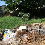 Lixo jogado e “armazenado” na margem do rio no Porto Novo – São Gonçalo. Não satisfeitos em deixa o lixo ali, insistem em queimá-lo também. Foto: Sim São Gonçalo