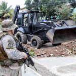 Equipe do BOPE com efetivo do 7ºBPM retirando barricadas de ruas no Jardim Catarina. Foto: Alex Ramos / O Ssão Gonçalo