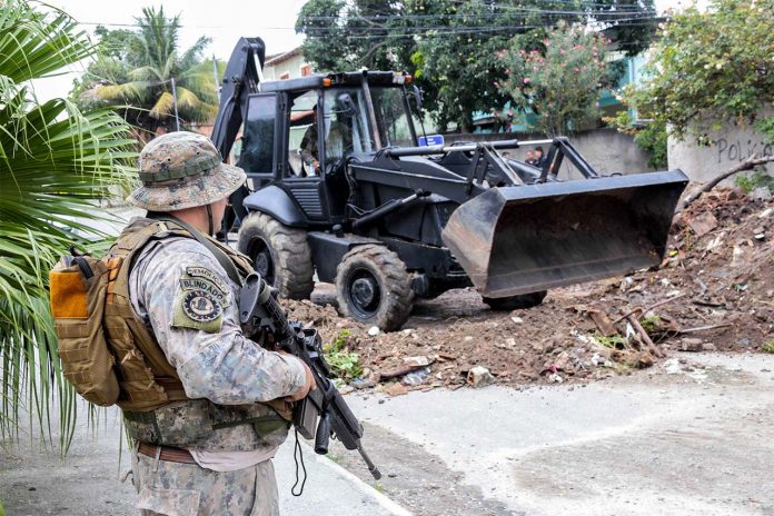Equipe do BOPE com efetivo do 7ºBPM retirando barricadas de ruas no Jardim Catarina. Foto: Alex Ramos / O Ssão Gonçalo