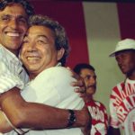 O carnavalesco recebe o carinho de Caetano Veloso na quadra da ViradouroFoto: Carlos Ivan / 10.02.1998