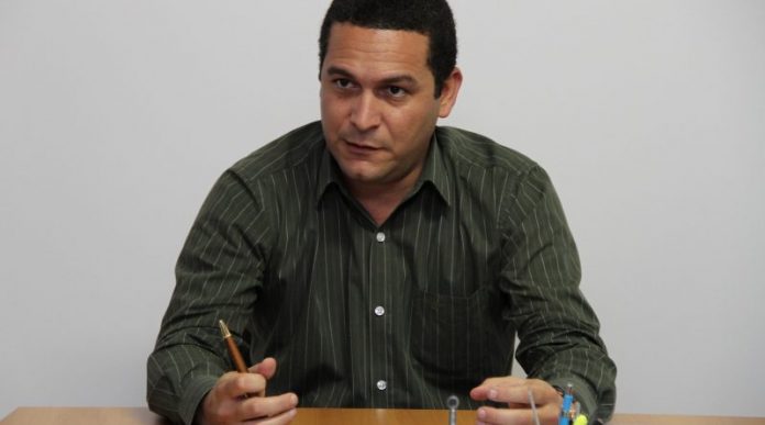 Sandro Almeida representa heróis e vilões da política gonçalense