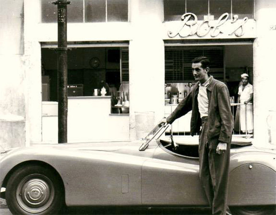 Bob Falkenburg em frente ao Bobs, primeira das lojas da franquia, que só vendia sorvetes, sem hambúrguer, em Copacabana, Rio de Janeiro.