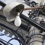 Políticos trocam lâmpadas por votos em São Gonçalo