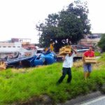 Roubo de cargas: população saqueia caminhão tombado no Laranjal