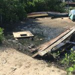 Pequena ponte que liga o lado da rua à faixa e areia da praia,