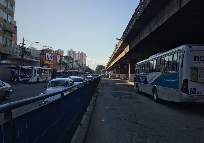 Viaduto de Alcântara acima da dita 