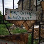 Placa de “Cuide do Meio  Ambiente” – ação infantil contra a poluição fluvial