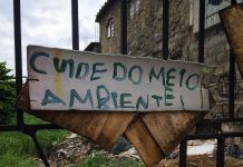 Placa de "Cuide do Meio Ambiente" – ação infantil contra a poluição fluvial