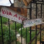 Placas que o Jardim de Infância Sonho de Criança pôs para conscientização ambiental