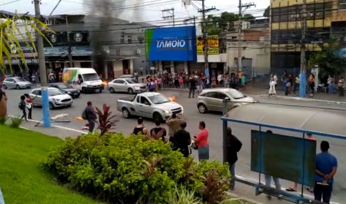 Pessoas põem fogo em objetos no Zé Garoto