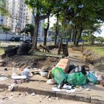 Lixo na pracinha em Neves