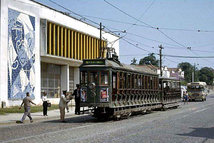 Antigo Fórum de São Gonçalo com bonde passando à frente